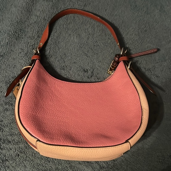 This is a REAL coach bag up for sale not scratch or scrapes on it only been worn - Picture 2 of 4